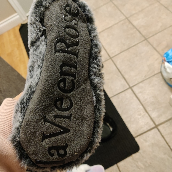 Soft fuzzy heated slippers - Picture 2 of 2